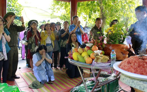 Cựu Thanh niên xung phong thăm lại chiến trường xưa