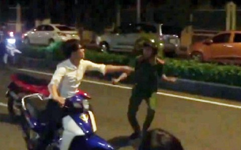 Không đội mũ bảo hiểm, dùng dao tấn công cảnh sát