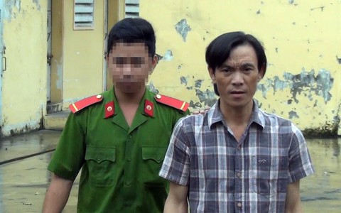 Tạm giam 2 kẻ trộm chì ngăn phóng xạ đem bán ve chai