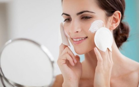 Bí quyết để có làn da bóng sáng mà vẫn nhẹ nhõm, tự nhiên