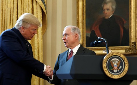 Vì sao tổng thống Trump hạ nhục bộ trưởng Tư pháp