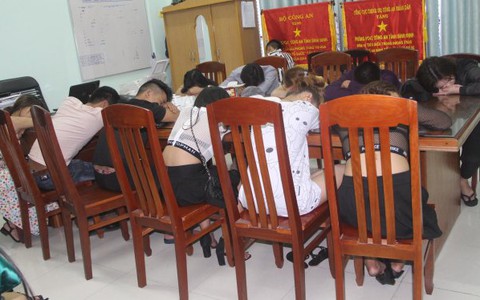 Cả trăm thanh niên phê ma túy trong ​karaoke Happy World
