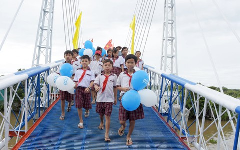 Nhịp cầu nối những bờ vui