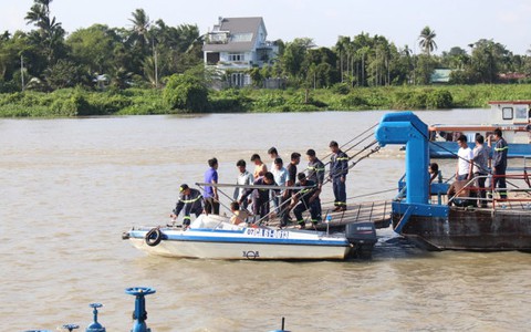 Đã tìm thấy thi thể 2 mẹ con vụ chìm ghe trên sông Sài Gòn