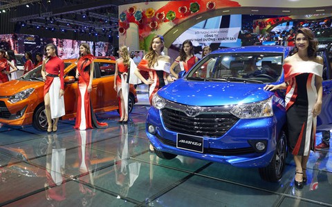 Hàng nghìn người ngắm xe đẹp, người đẹp tại Vietnam Motor Show 2017