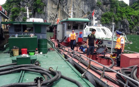 Tạm giữ hai tàu chở hơn 70.000 lít dầu vi phạm