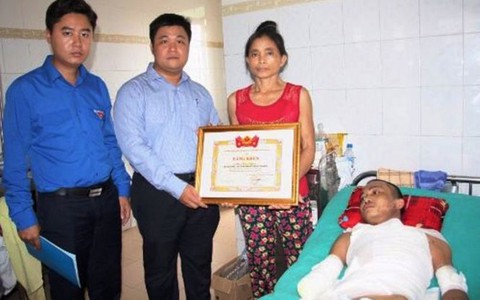Giúp dân sửa nhà sau bão, nam thanh niên gặp nạn