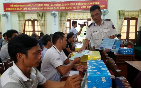 Cảnh sát biển phổ biến luật biển cho ngư dân
