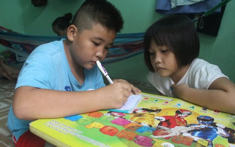 'Viết hết mực, biết mẹ hổng có tiền nên con không dám xin'
