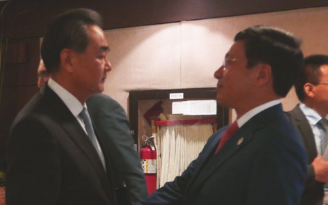 Phó thủ tướng Phạm Bình Minh gặp Ngoại trưởng Vương Nghị tại Manila