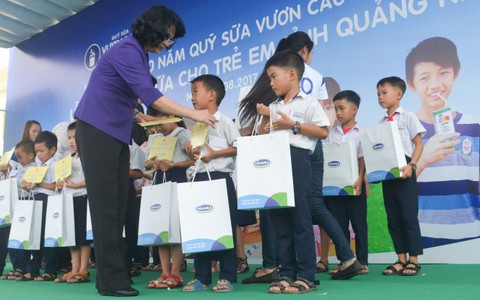 Sữa học đường đến với trẻ em Quảng Nam