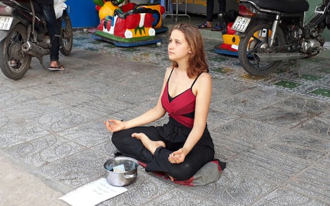 "Khách ngoại ngồi thiền xin tiền, dù lịch sự cũng không được"