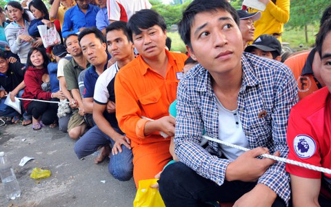 Cố thủ xuyên đêm trước trường chờ nộp đơn lớp 1 cho con