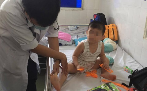 Bệnh tay chân miệng vào mùa, nhiều ca nặng