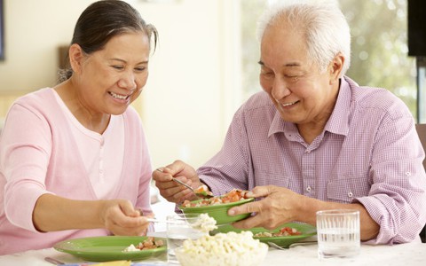 Chăm sóc người già sau tai biến: đề cao tính tự chủ