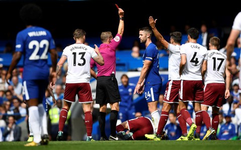 Cahill và Fabregas nhận thẻ đỏ, ĐKVĐ Chelsea gục ngã trước Burnley