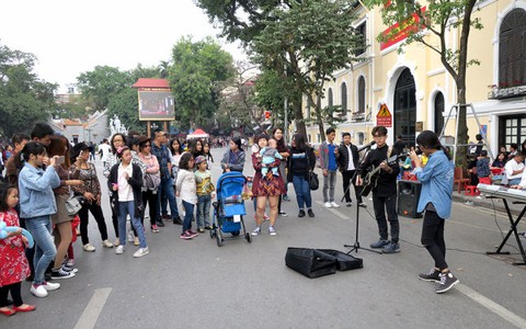 Vui buồn đột xuất ra phố hát vang có cần xin phép?