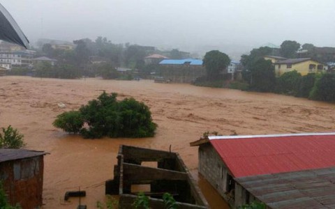 Nhà xác chật chỗ vì nạn nhân lở bùn ở Sierra Leone