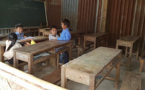 Trào nước mắt với đường đến trường của thầy cô vùng cao
