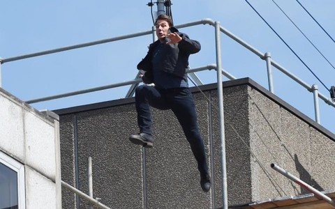 Tom Cruise bể xương mắt cá, ngừng đóng phim vài tháng