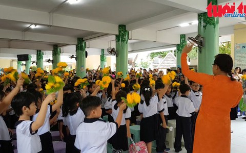 Clip học sinh lớp 1 đến trường ngày đầu tiên đầy cảm xúc