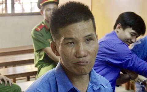 Mang mã tấu chém nhân viên nhà nghỉ vì tranh chấp tiền phòng