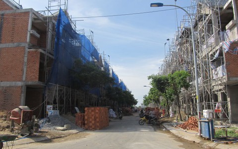Nhà phố xây thô hút khách mua