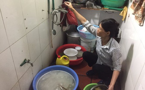 Doanh nghiệp lo vỡ đường ống, dân chịu khổ vì thiếu nước