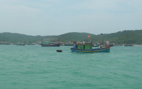 Tàu đánh cá bị đắm, 6 ngư dân thoát chết