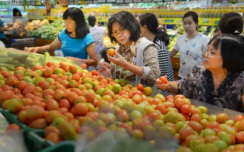 Tăng thuế VAT: Người tiêu dùng phải 'thắt lưng buộc bụng'