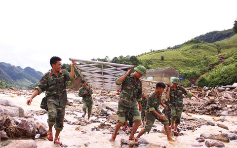 Nhờ bộ đội bắc cầu tạm, dân vùng lũ an tâm qua suối
