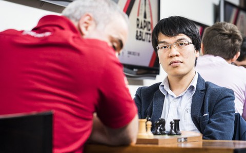 Quang Liêm hạ “vua cờ” Garry Kasparov sau 31 nước cờ