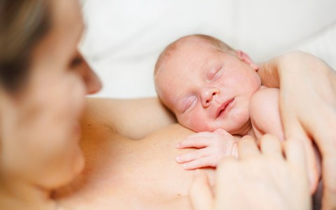 Giảm nguy cơ biến chứng, tử vong ở trẻ bằng “Cái ôm đầu tiên”