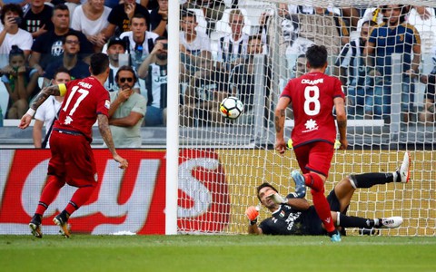 Buffon đẩy penalty, Juventus hạ gục Cagliari ở trận ra quân