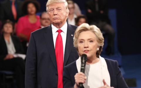Bà Clinton thừa nhận 'sởn da gà' khi tranh luận với ông Trump