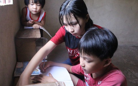 Mẹ mất, em càng mong làm bác sĩ giỏi cứu người