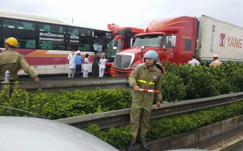 Tai nạn trên cao tốc Pháp Vân - Cầu Giẽ, ít nhất 10 người bị thương