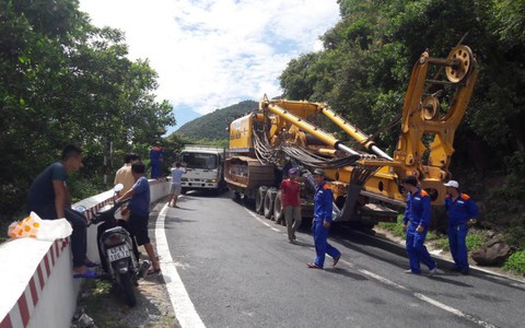 Kẹt xe kéo dài trên đèo Hải Vân