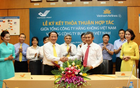 Vietnam Airlines bắt tay 'làm ăn' với Vietnam Post
