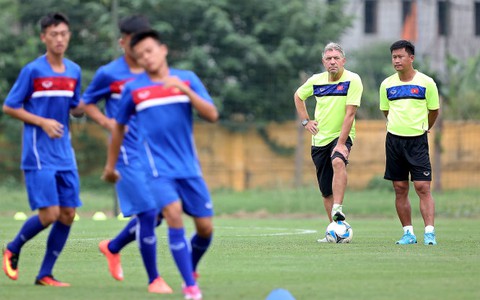 Giám đốc kỹ thuật Géde đi cùng đội tuyển  U-18 VN