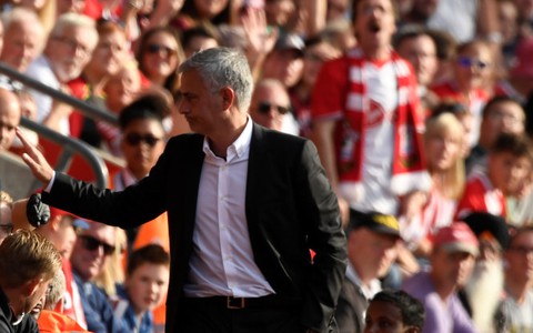 Điểm tin tối 25-9: HLV Mourinho thoát án phạt dù bị đuổi