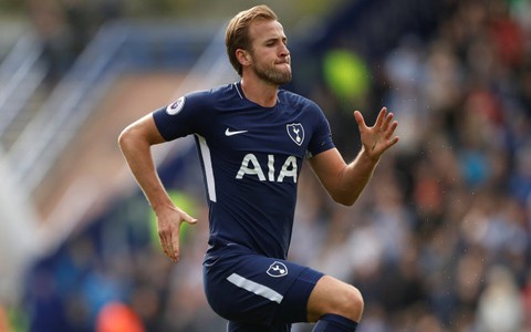 Kane lập cú đúp, Tottenham đè bẹp Huddersfield