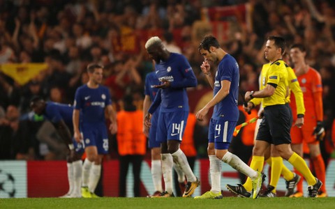 Dẫn trước hai bàn, Chelsea vẫn để Roma cầm chân