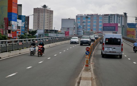 Ít xe máy chạy lên cầu vượt Hàng Xanh