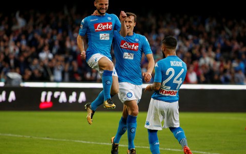 Đá bại Sassuolo, Napoli trở lại ngôi đầu