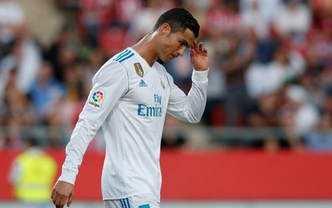 Thua ngược Girona, R.M bị Barca bỏ xa 8 điểm