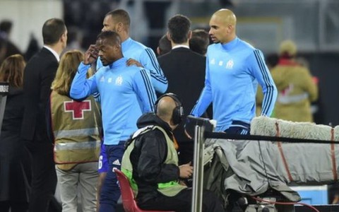 Evra bị truất quyền thi đấu vì đạp CĐV lúc khởi động