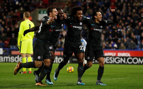 Thắng dễ Huddersfield, Chelsea bắt kịp M.U
