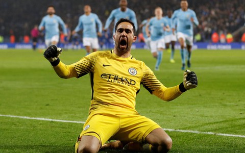 Hạ Leicester sau loạt “đấu súng”, M.C vào bán kết Cúp liên đoàn