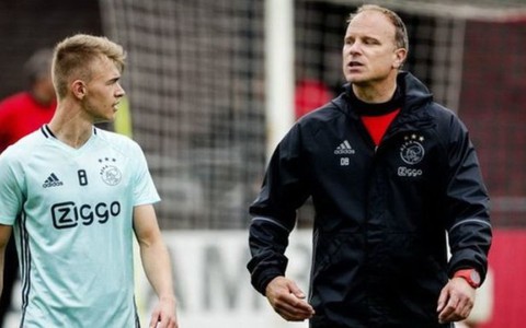 Van der Sar sa thải Bergkamp